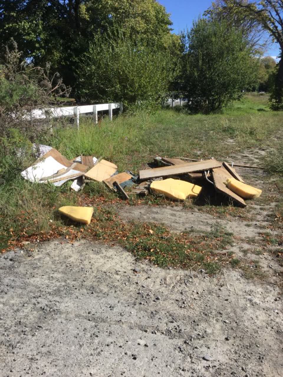 The photograph attached to this rubbish/recycling report