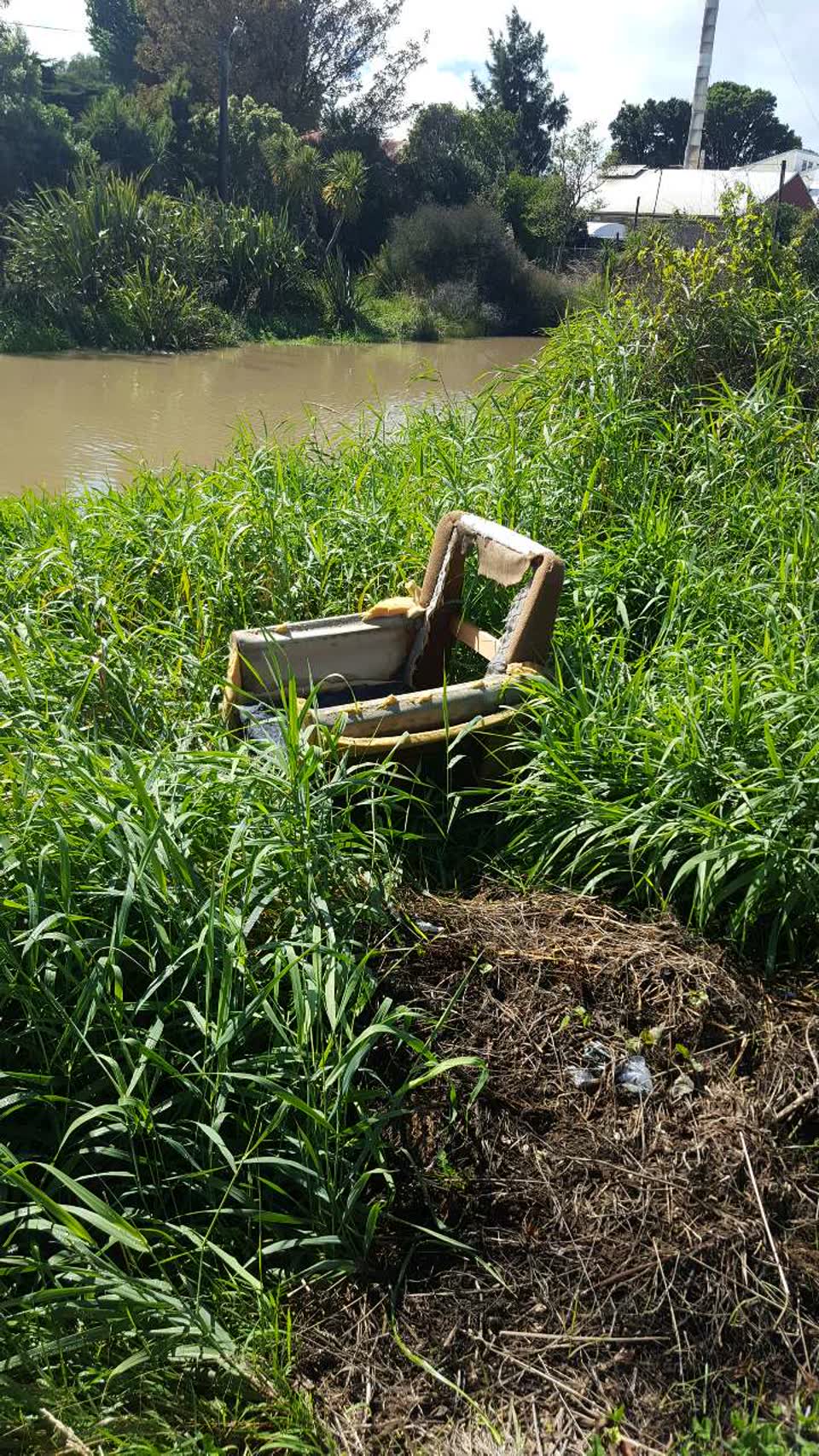 The photograph attached to this rubbish/recycling report