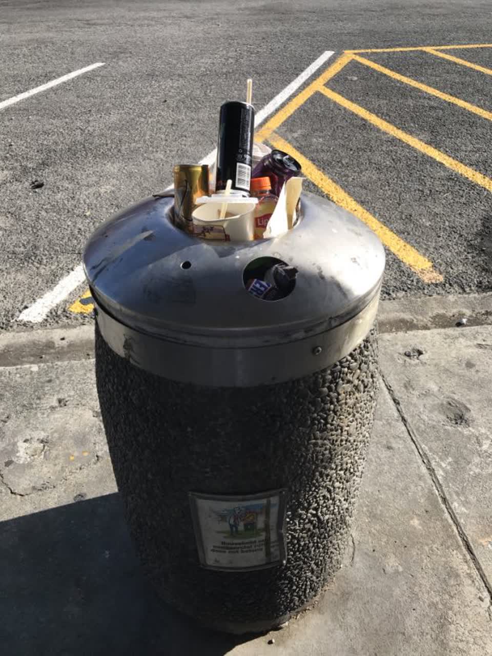 The photograph attached to this rubbish/recycling report