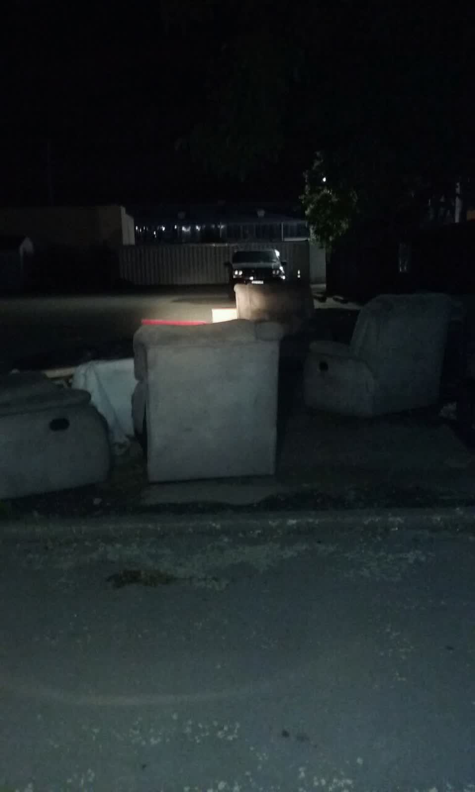 The photograph attached to this rubbish/recycling report