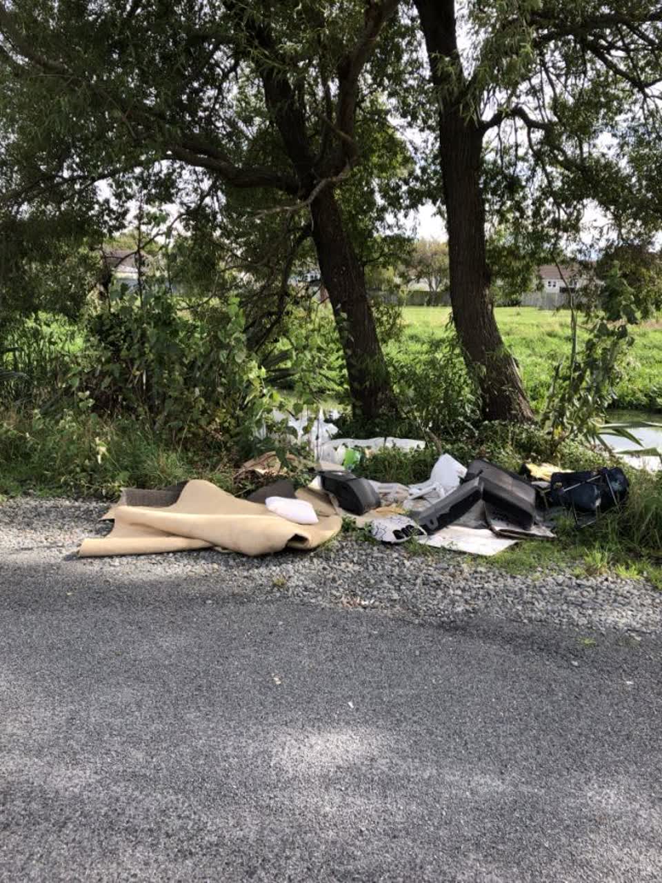 The photograph attached to this rubbish/recycling report