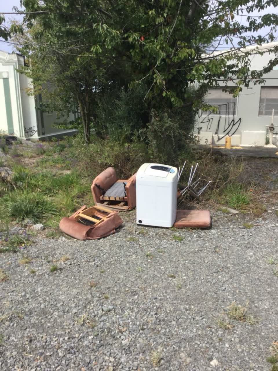 The photograph attached to this rubbish/recycling report