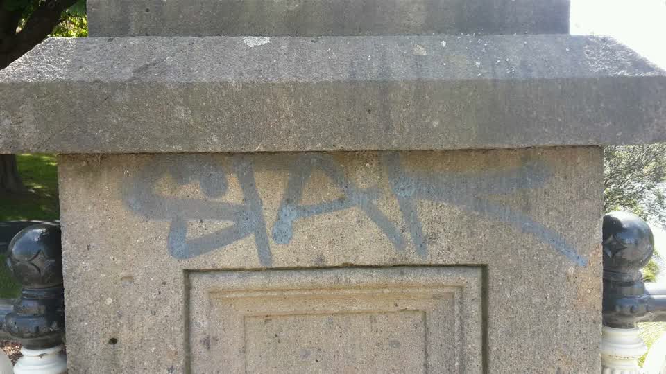 The photograph attached to this graffiti report
