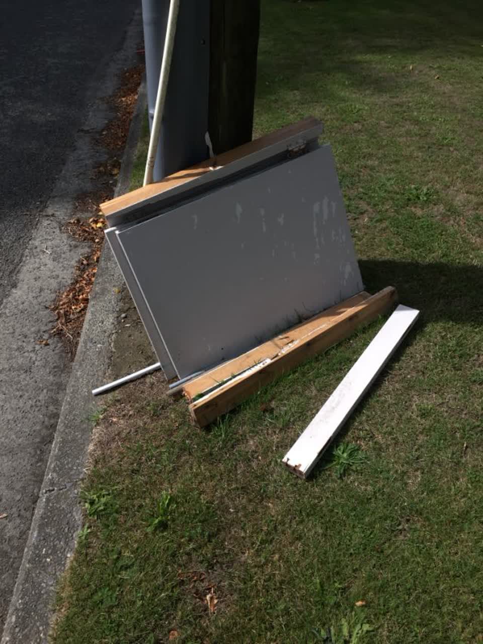 The photograph attached to this rubbish/recycling report