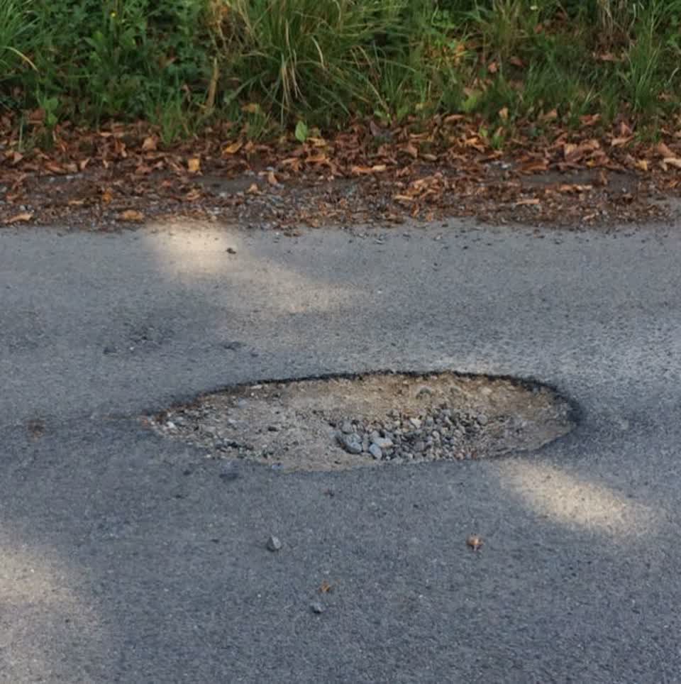 The photograph attached to this roading/streets report