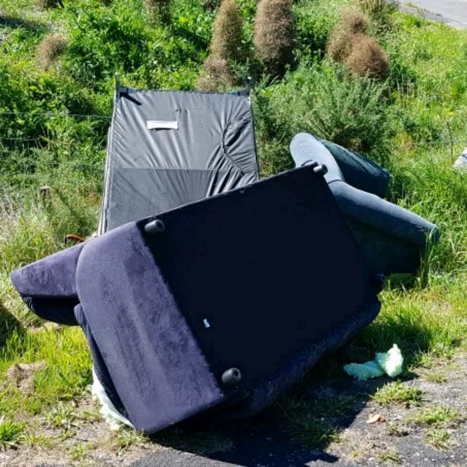 The photograph attached to this rubbish/recycling report