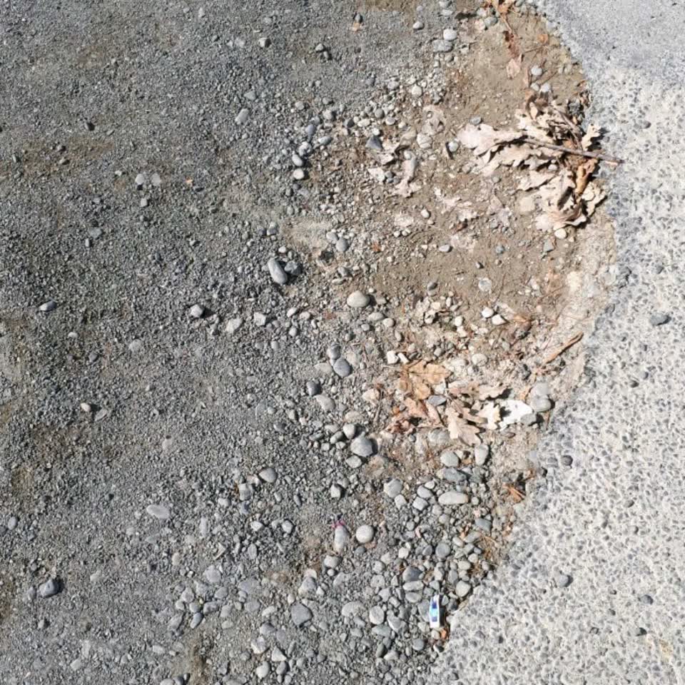 The photograph attached to this roading/streets report