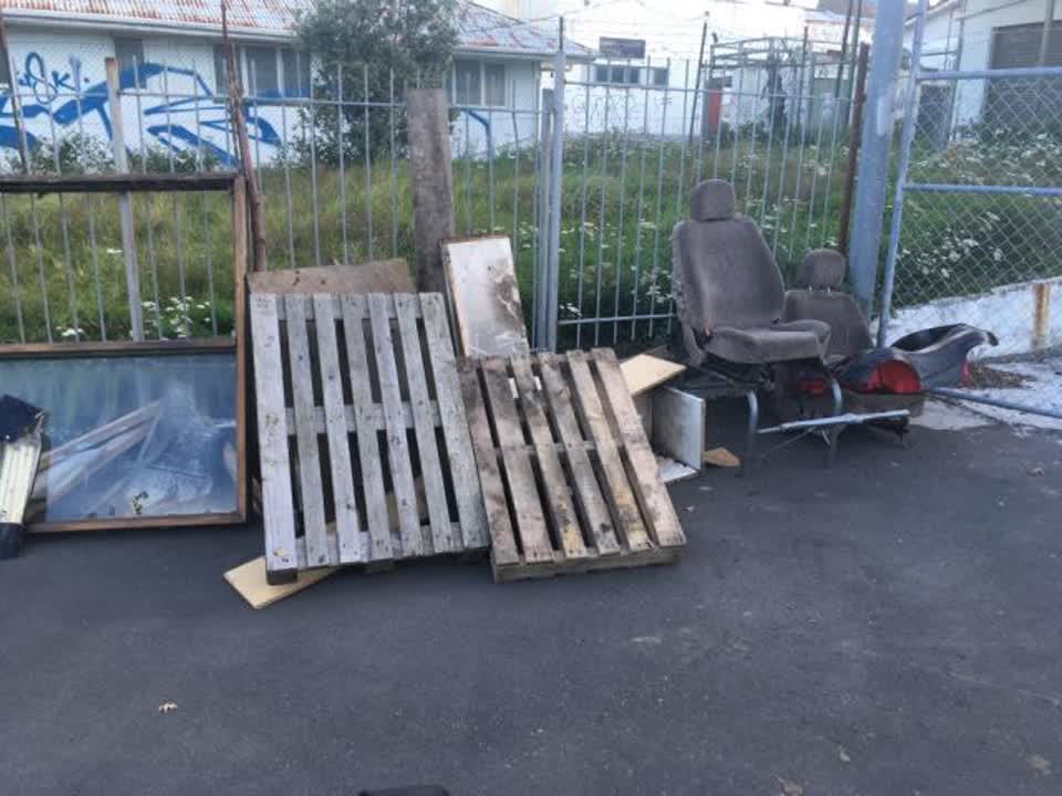 The photograph attached to this rubbish/recycling report