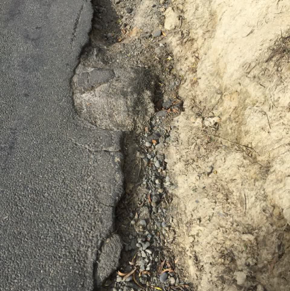 The photograph attached to this roading/streets report