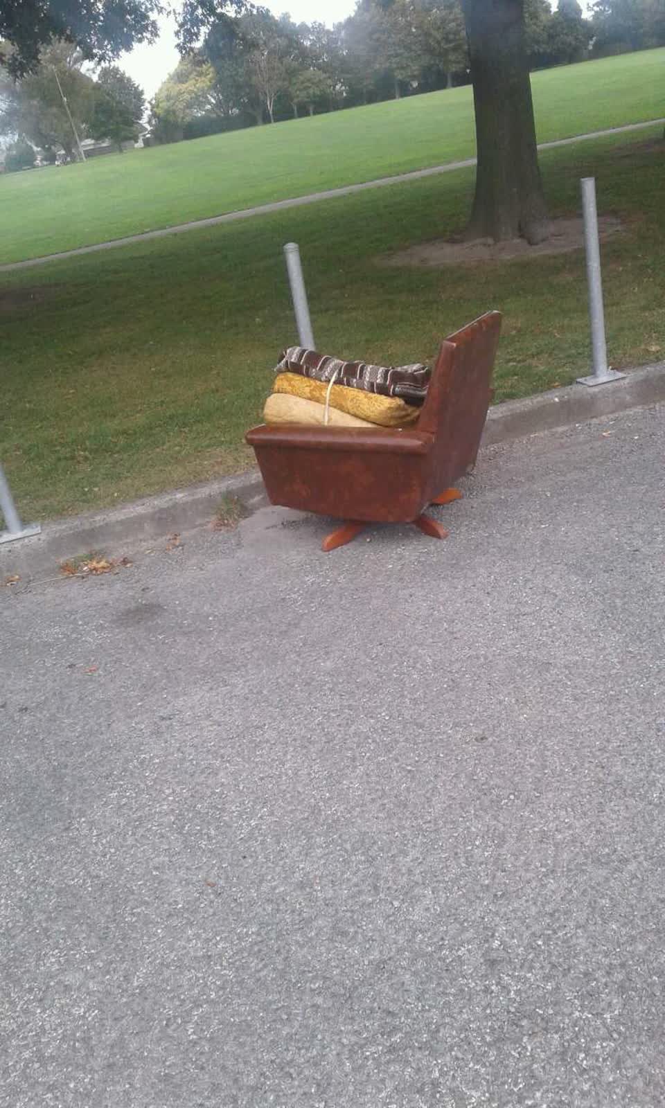 The photograph attached to this rubbish/recycling report