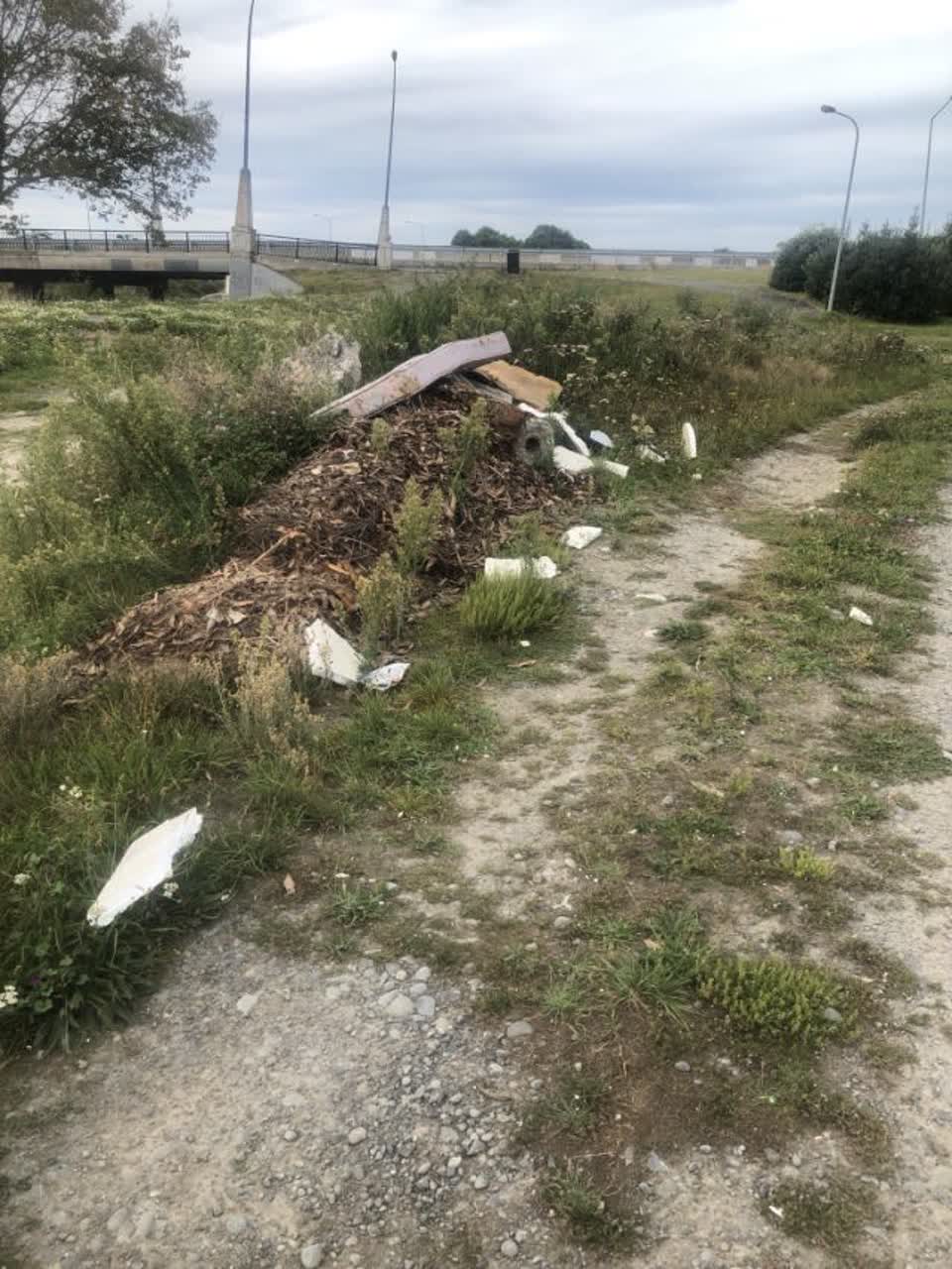 The photograph attached to this rubbish/recycling report