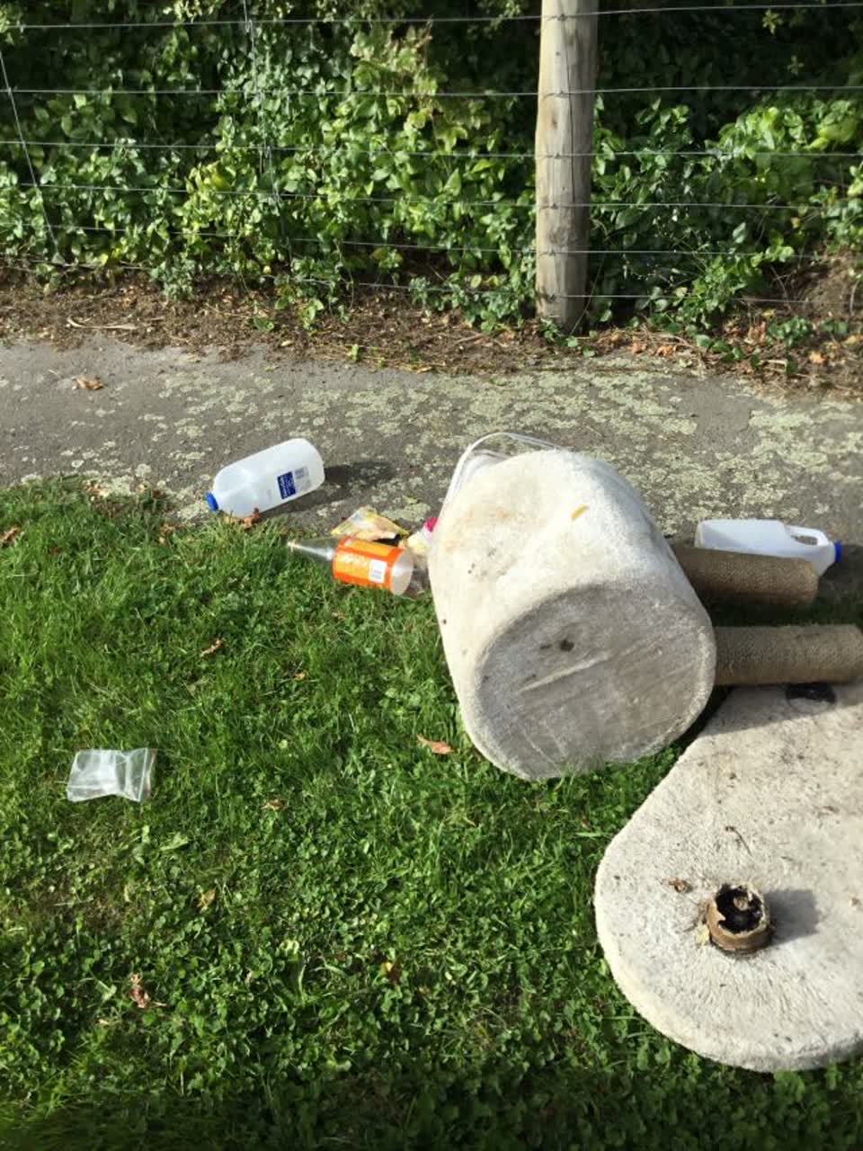 The photograph attached to this rubbish/recycling report