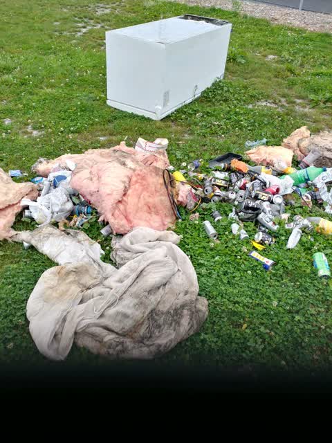 Rubbish/Recycling, a report photo