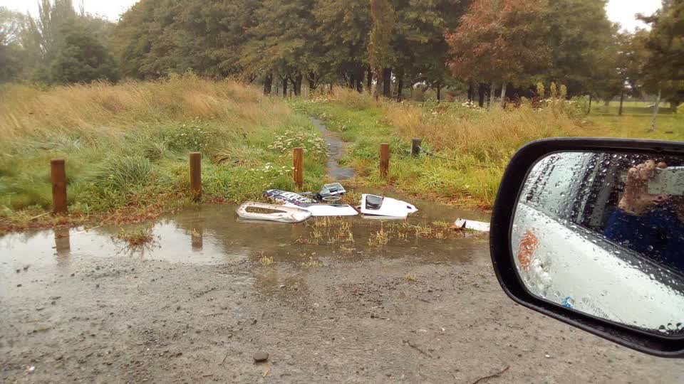 The photograph attached to this rubbish/recycling report