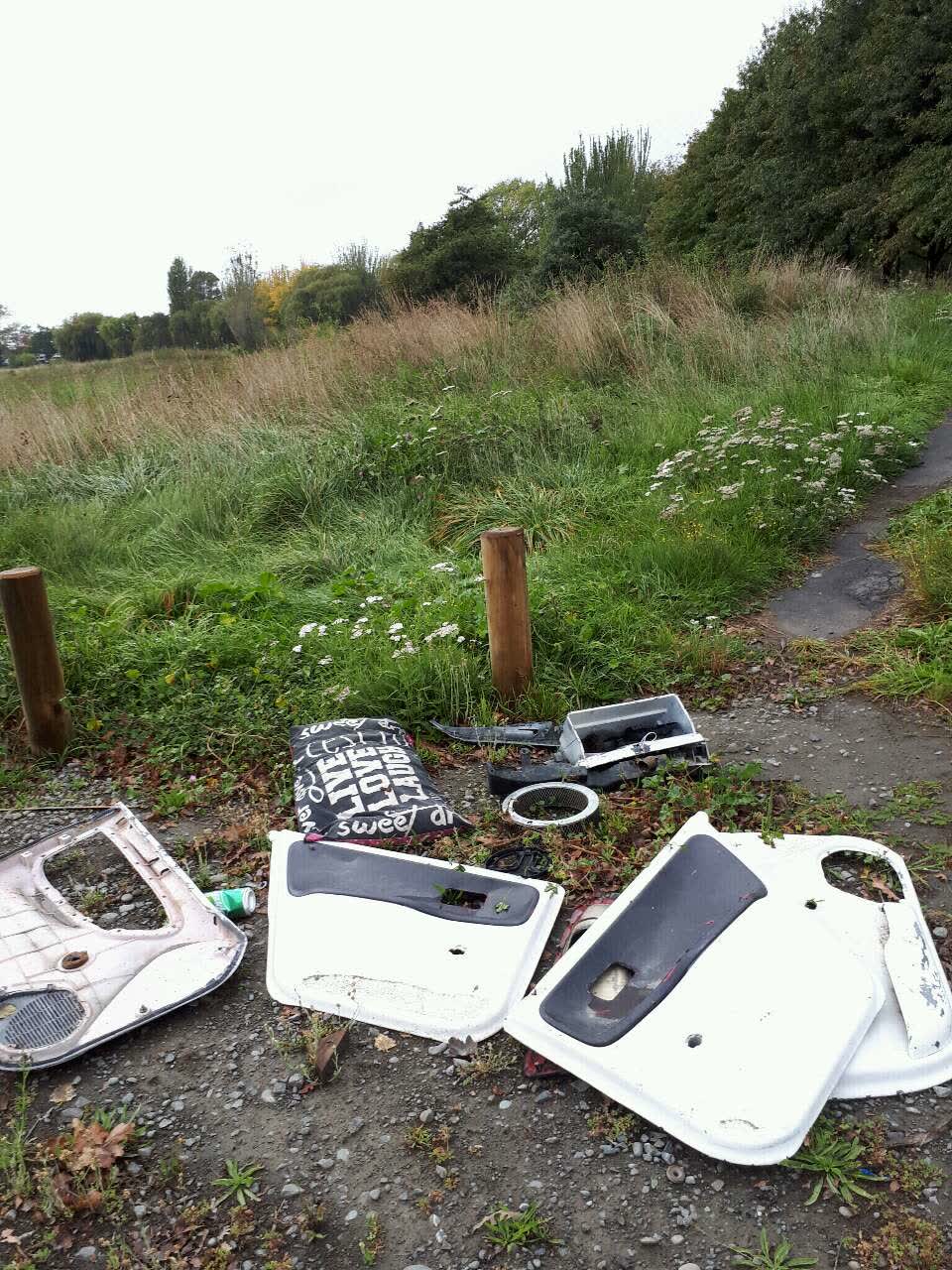 The photograph attached to this rubbish/recycling report