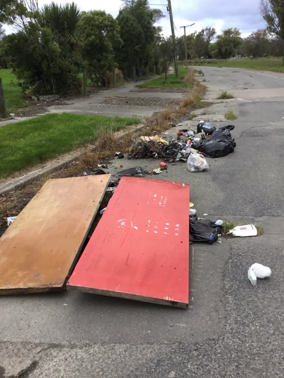The photograph attached to this rubbish/recycling report
