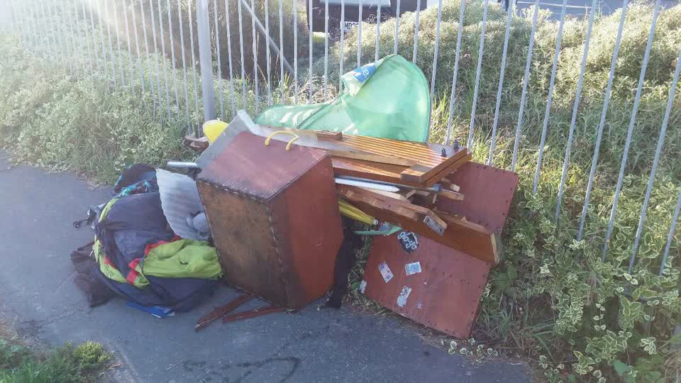 The photograph attached to this rubbish/recycling report