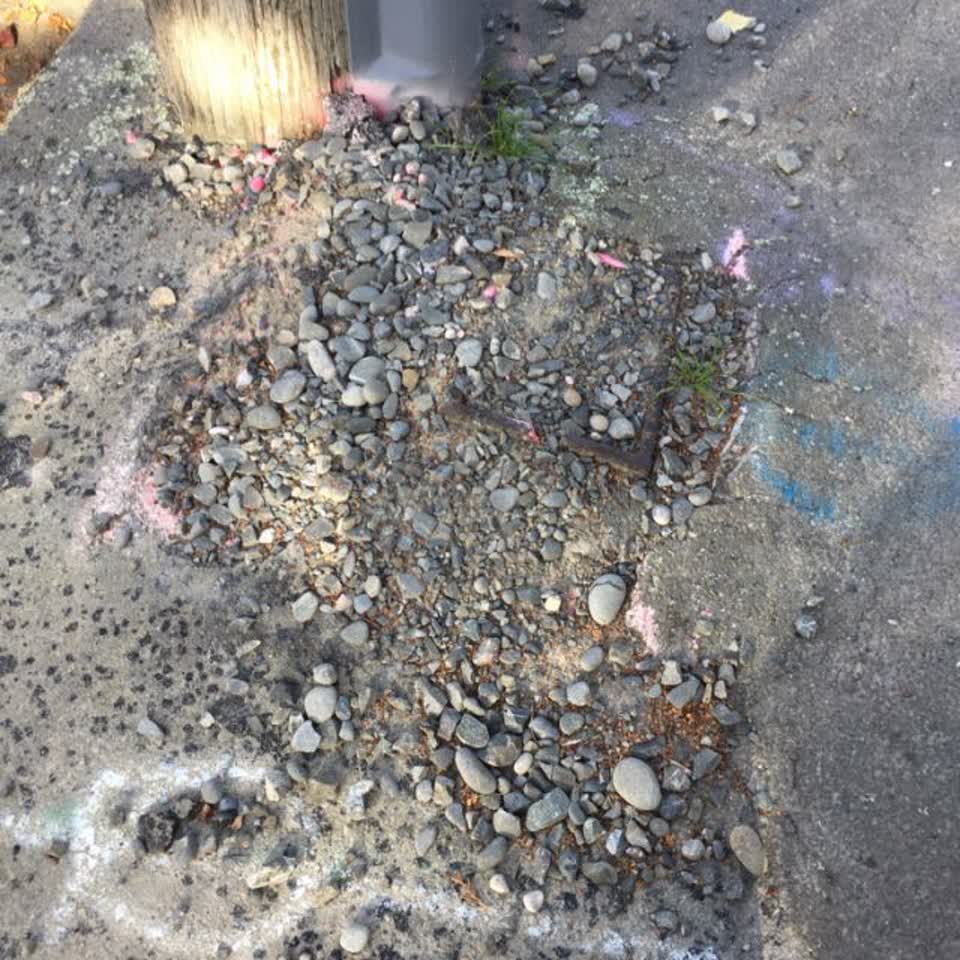The photograph attached to this roading/streets report