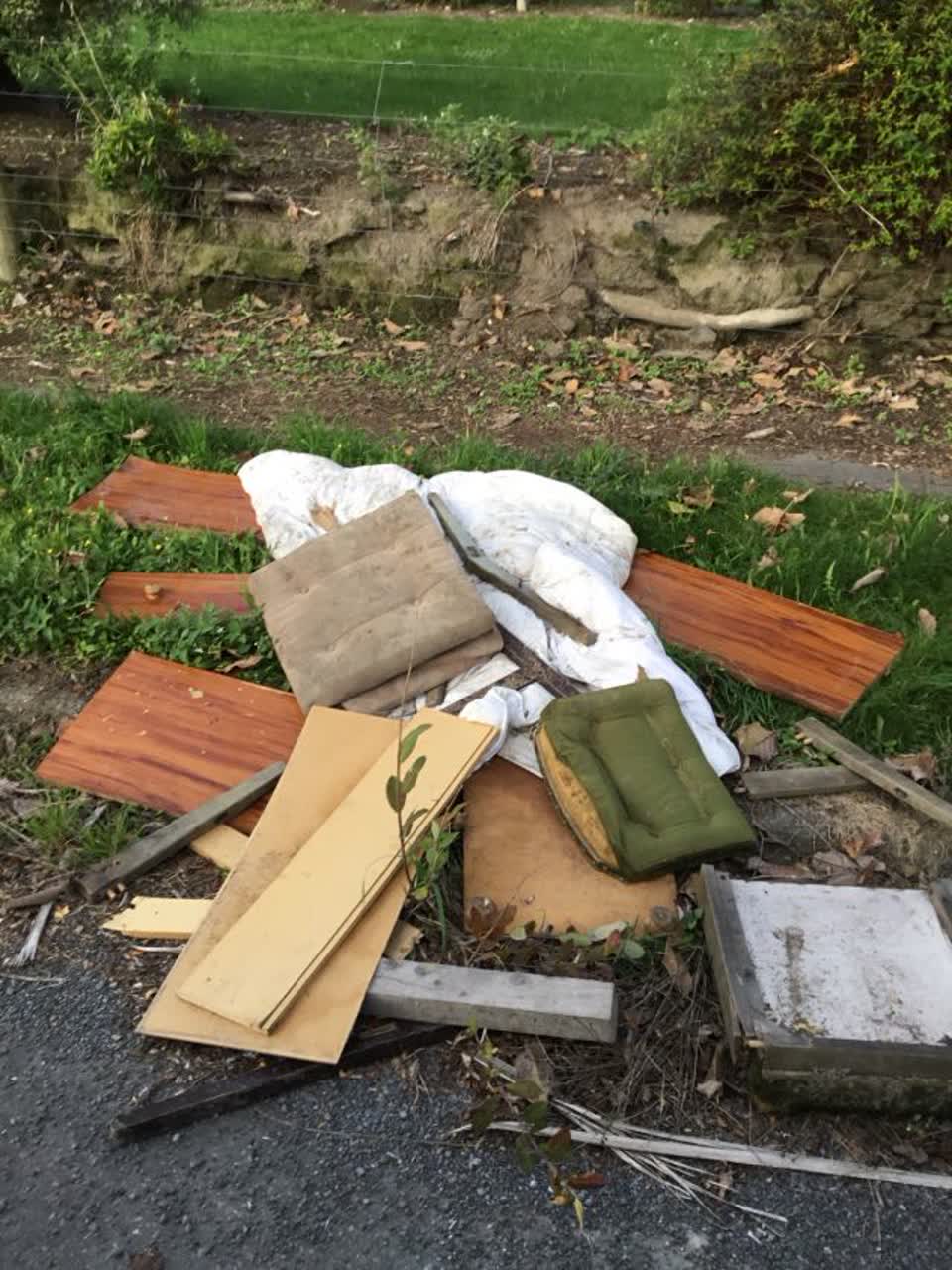 The photograph attached to this rubbish/recycling report