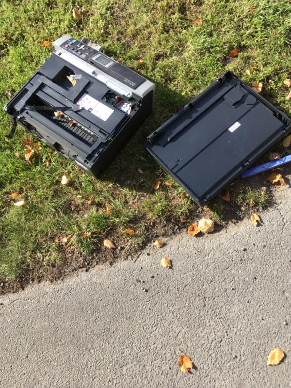 The photograph attached to this rubbish/recycling report