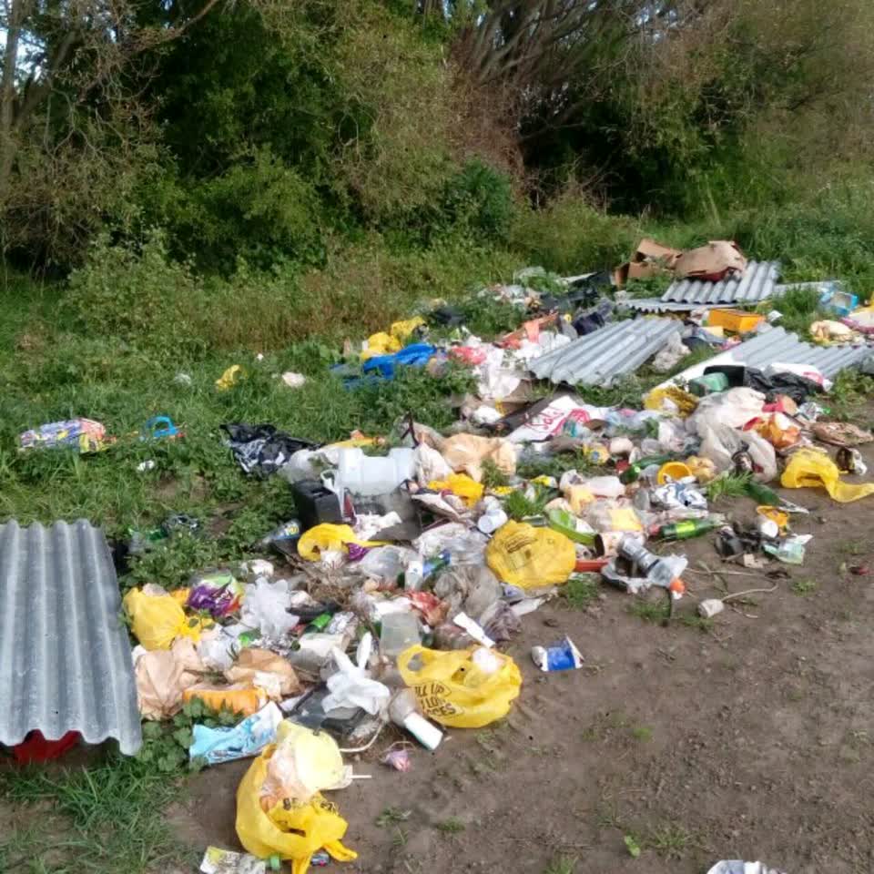 The photograph attached to this rubbish/recycling report