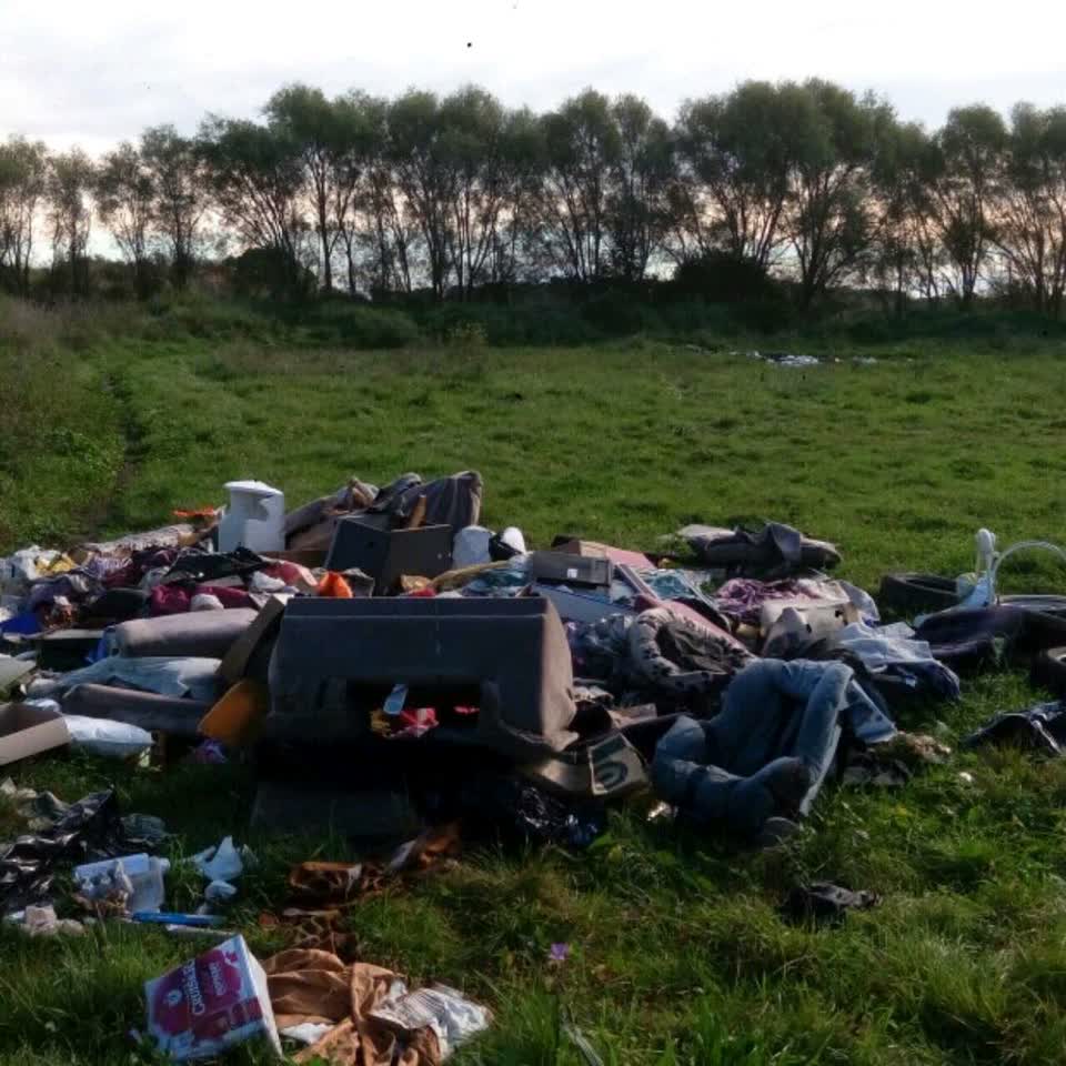 The photograph attached to this rubbish/recycling report