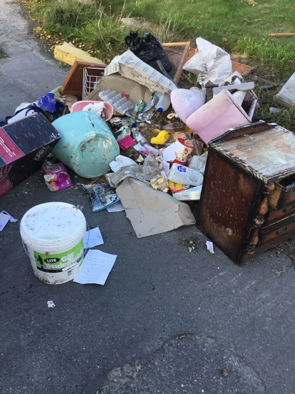 The photograph attached to this rubbish/recycling report