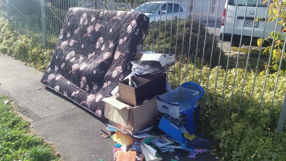 The photograph attached to this rubbish/recycling report