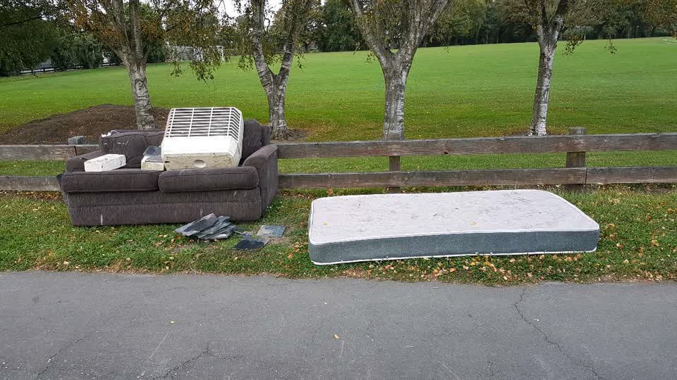 The photograph attached to this rubbish/recycling report