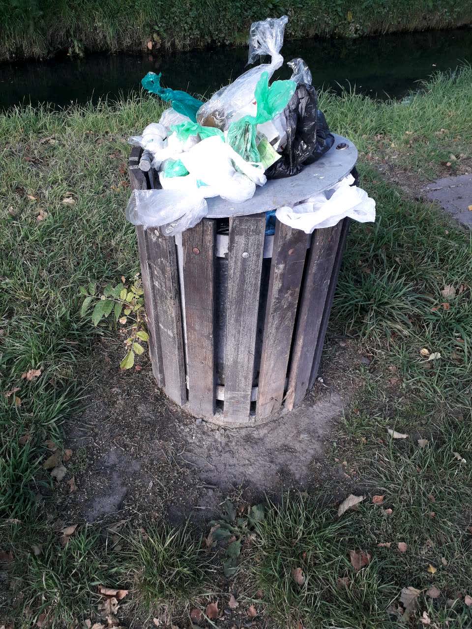 The photograph attached to this rubbish/recycling report