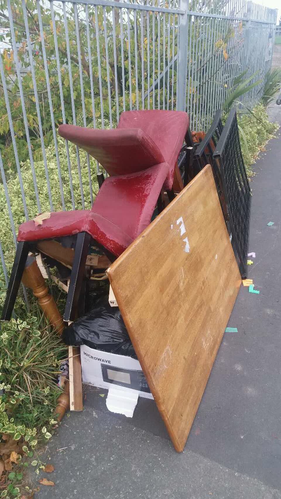 The photograph attached to this rubbish/recycling report