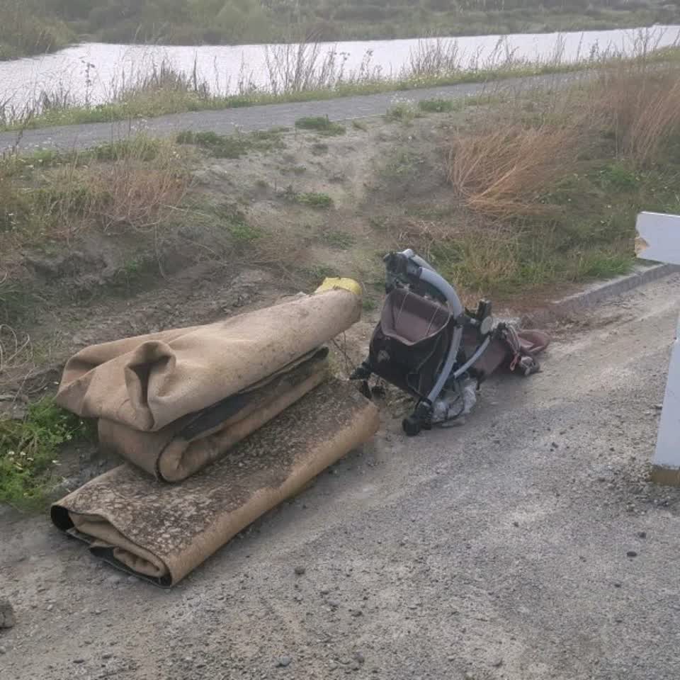 The photograph attached to this rubbish/recycling report