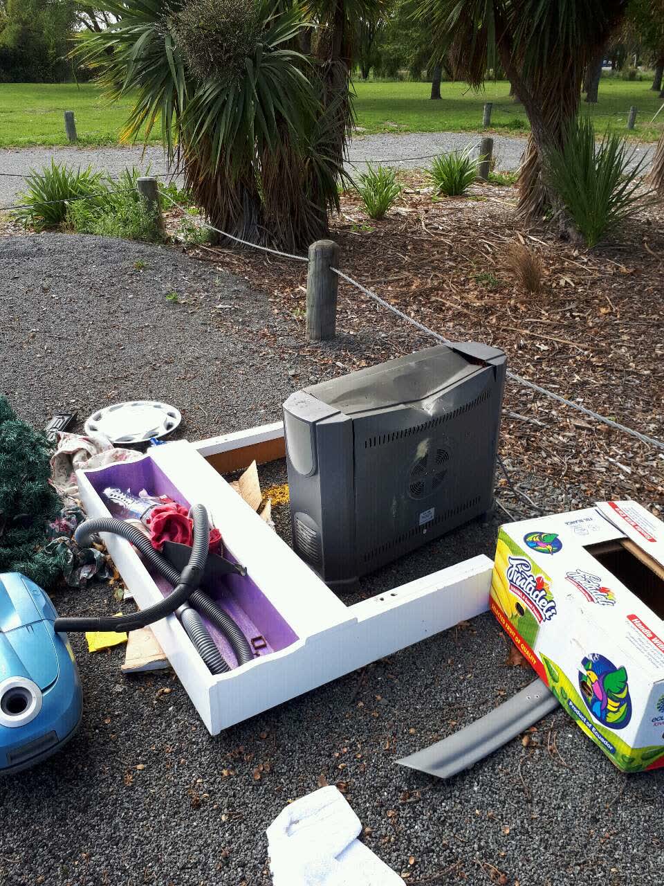 The photograph attached to this rubbish/recycling report
