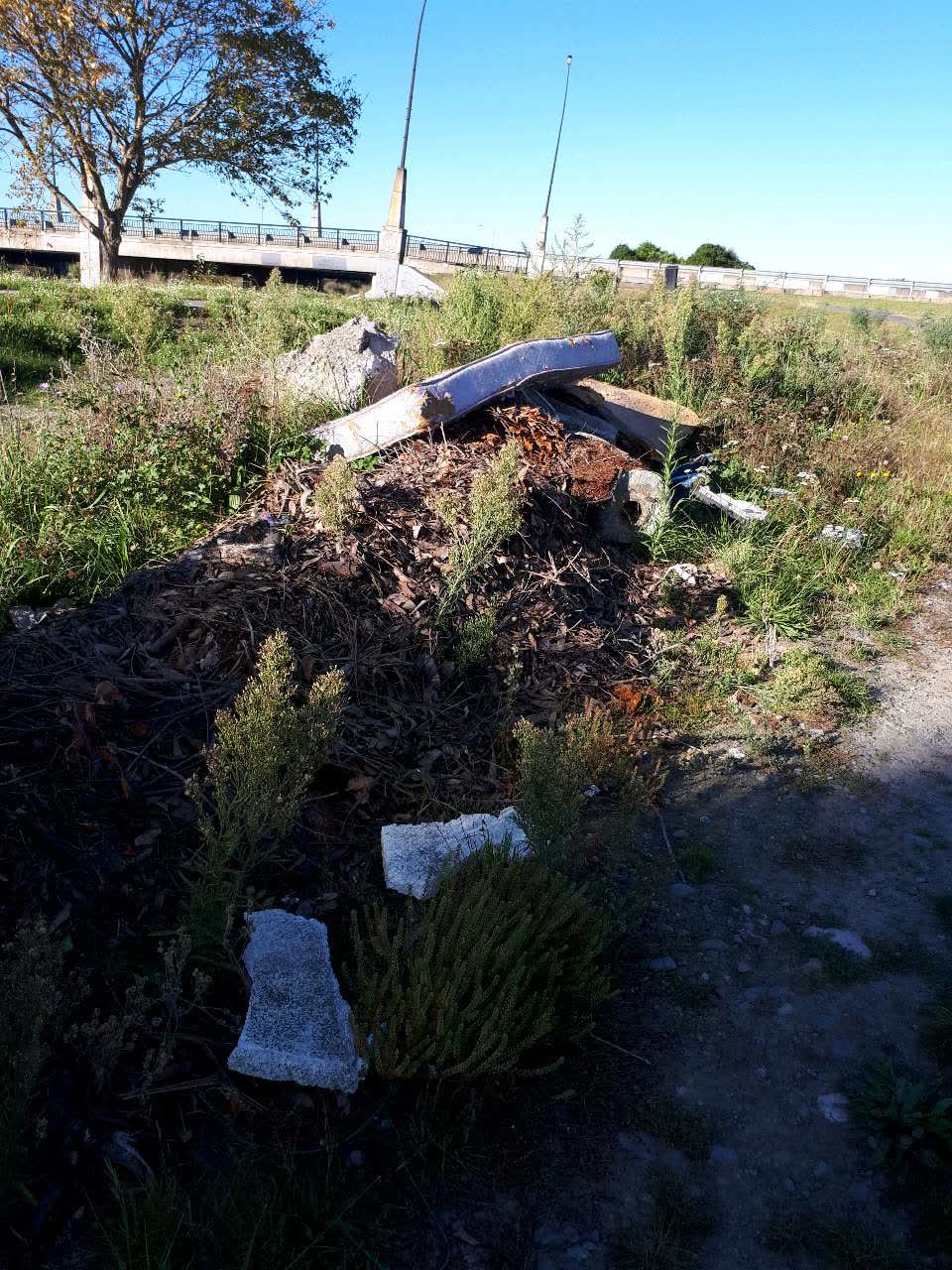 The photograph attached to this rubbish/recycling report