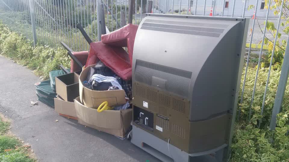 The photograph attached to this rubbish/recycling report