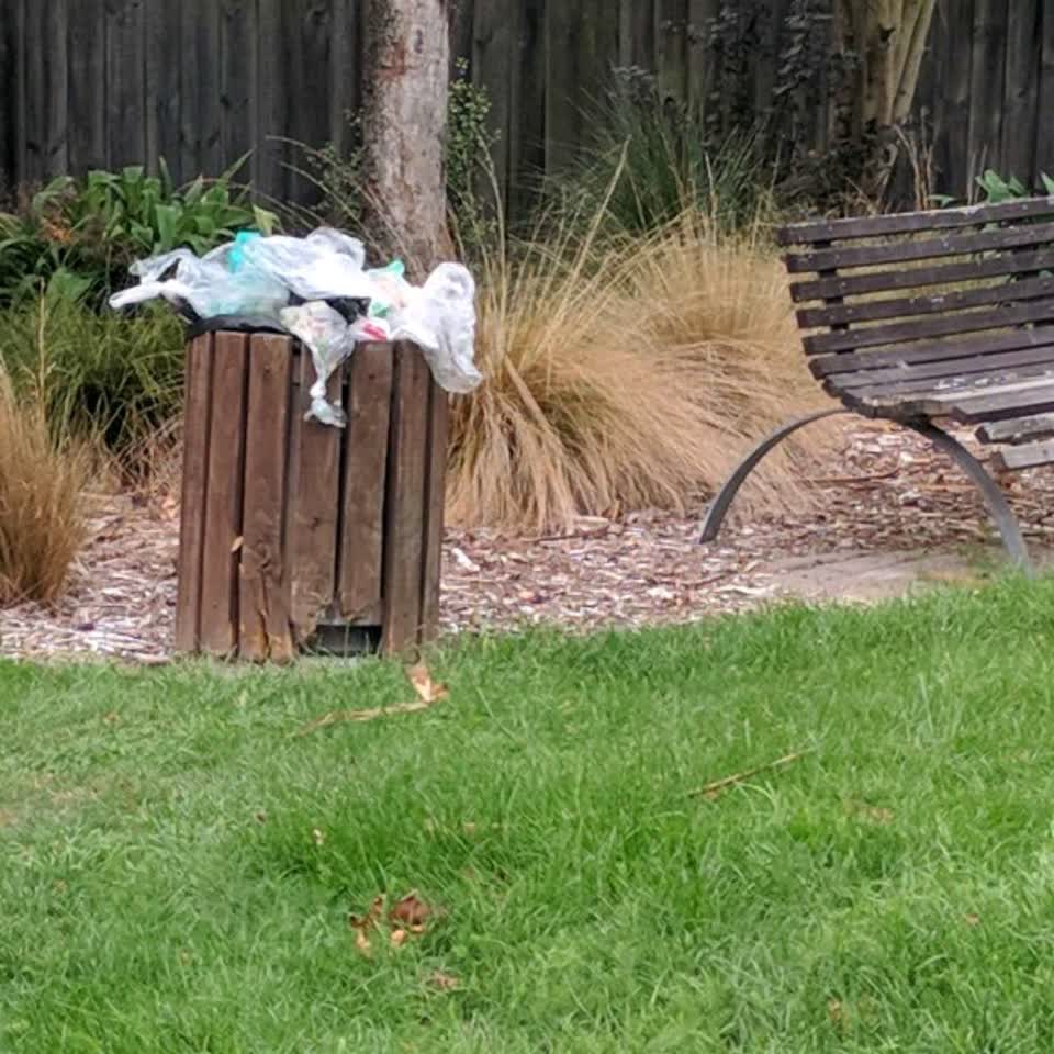 The photograph attached to this rubbish/recycling report