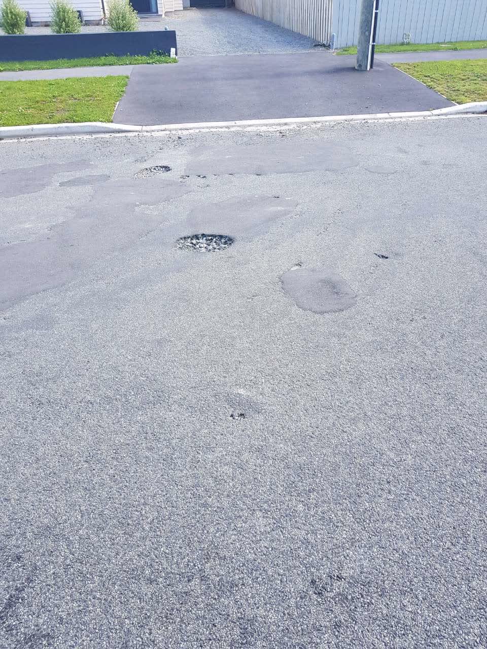 The photograph attached to this roading/streets report