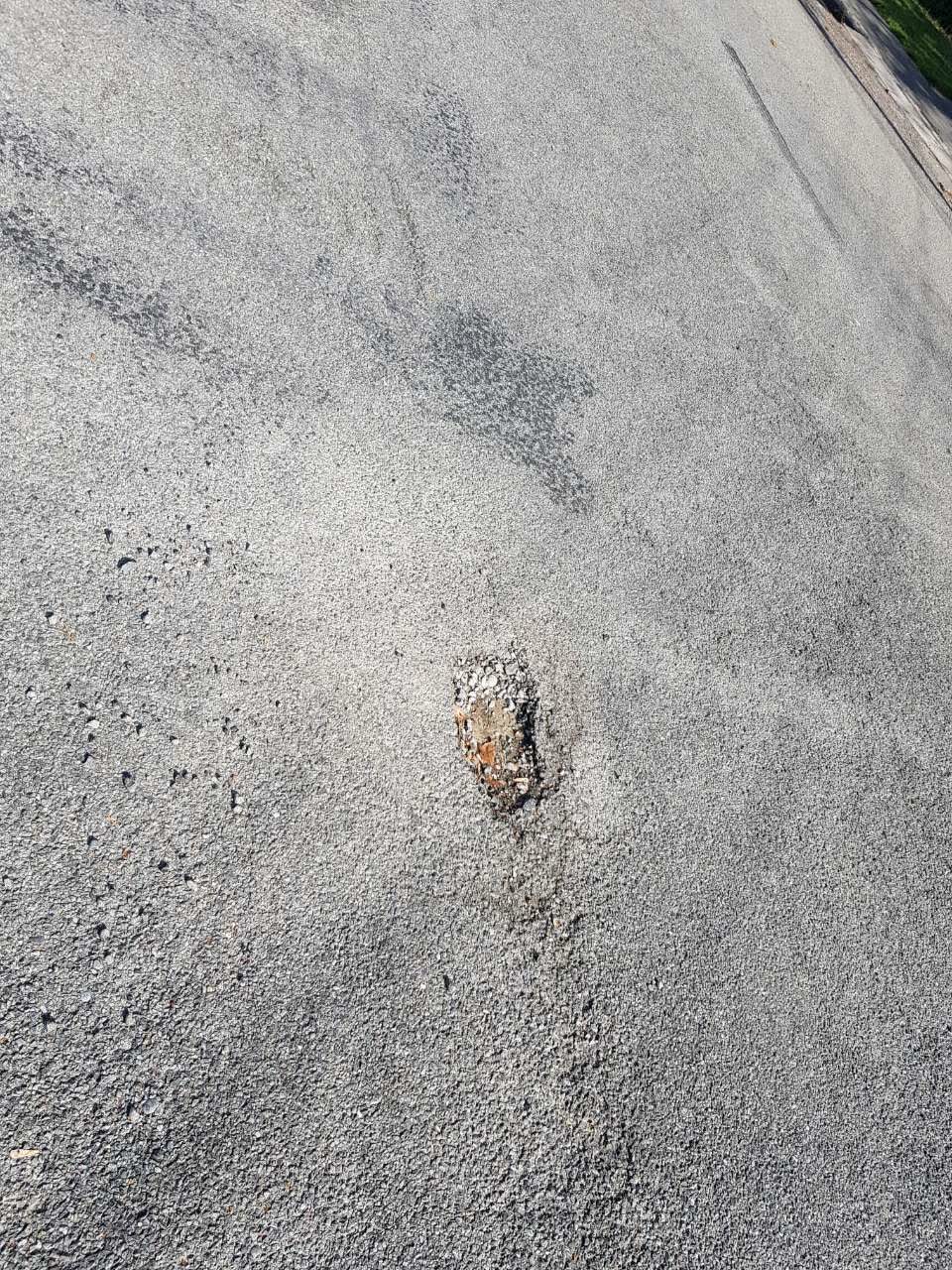 The photograph attached to this roading/streets report