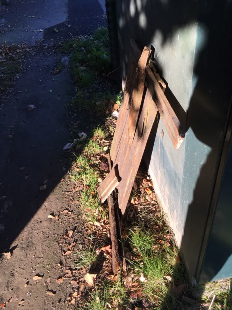 The photograph attached to this rubbish/recycling report