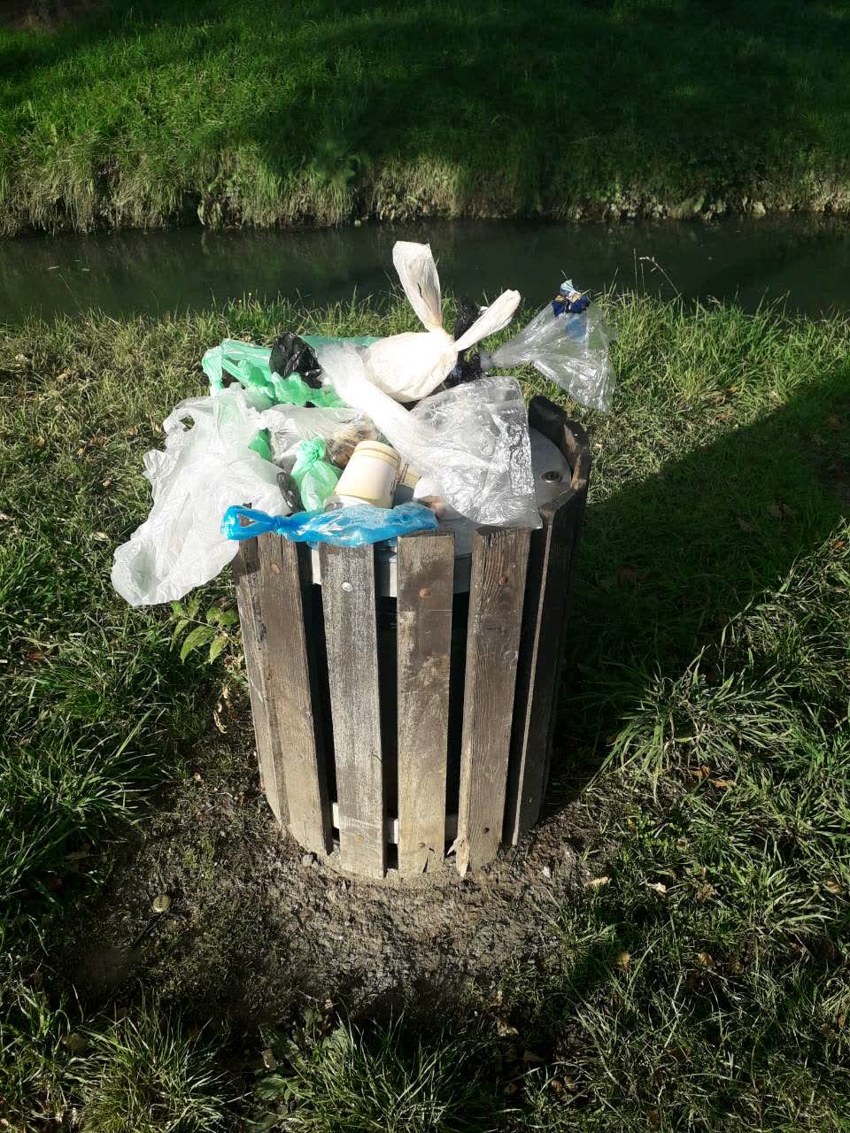 The photograph attached to this rubbish/recycling report