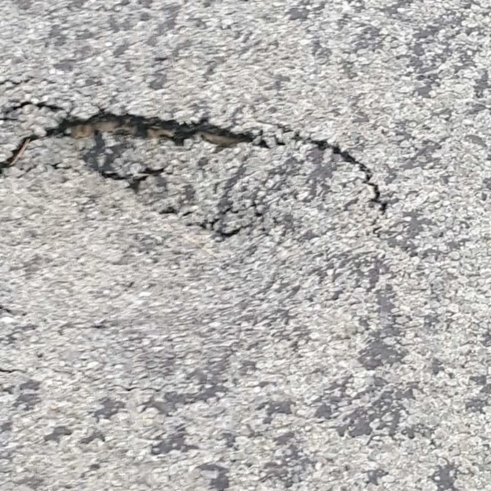 The photograph attached to this roading/streets report