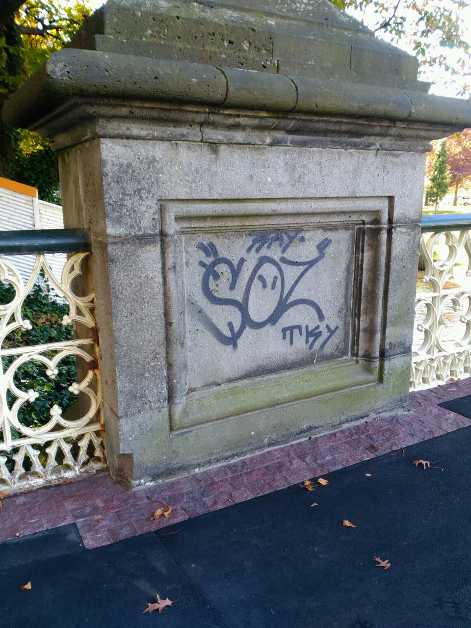 The photograph attached to this graffiti report