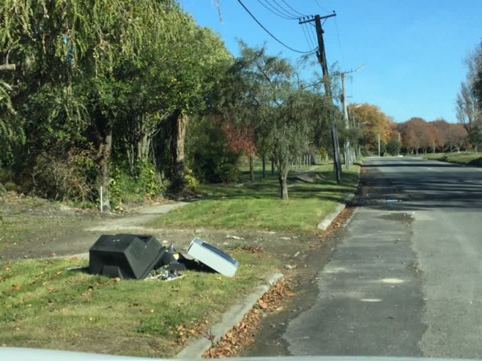 The photograph attached to this rubbish/recycling report