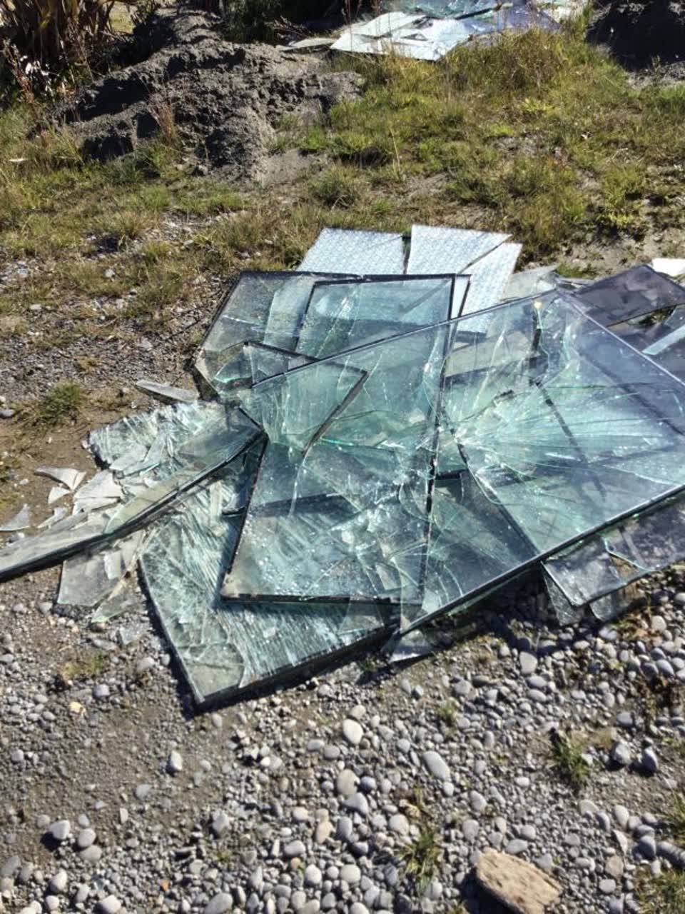 The photograph attached to this rubbish/recycling report