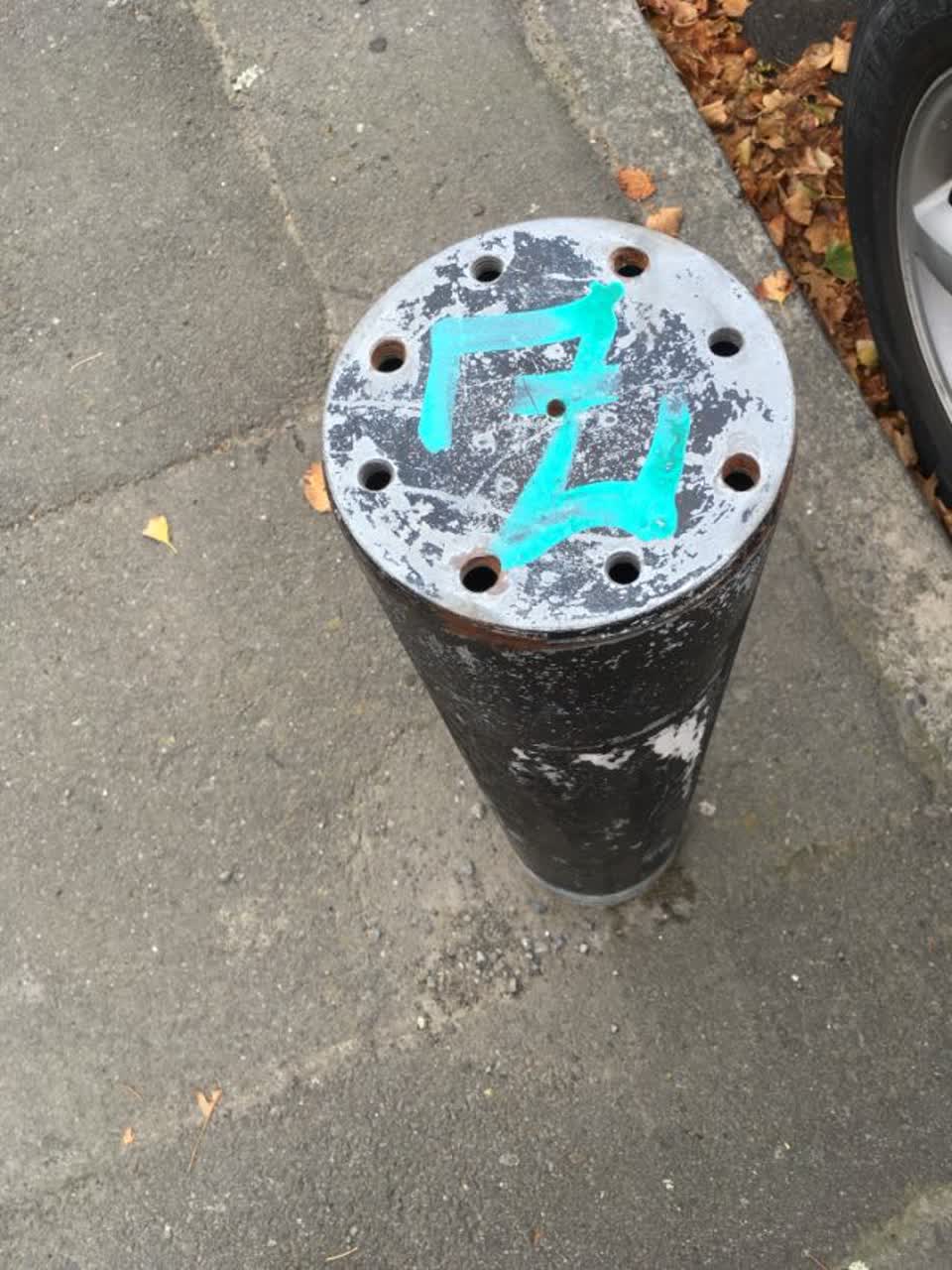 The photograph attached to this graffiti report