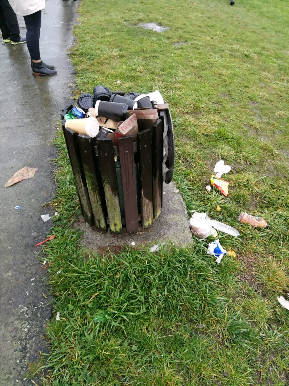 The photograph attached to this rubbish/recycling report