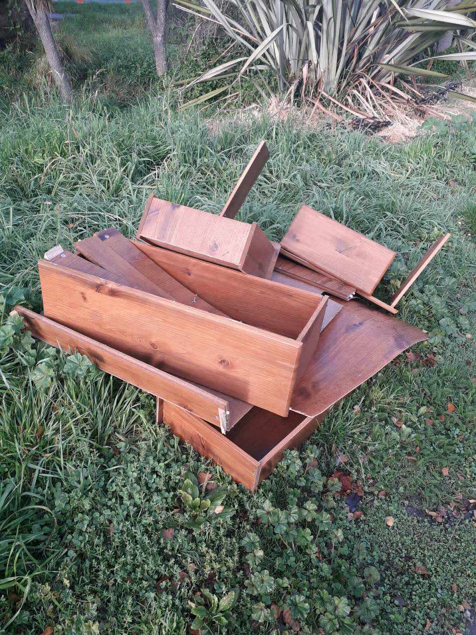 The photograph attached to this rubbish/recycling report
