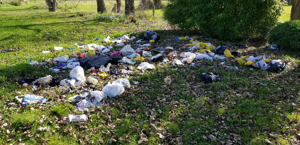 The photograph attached to this rubbish/recycling report