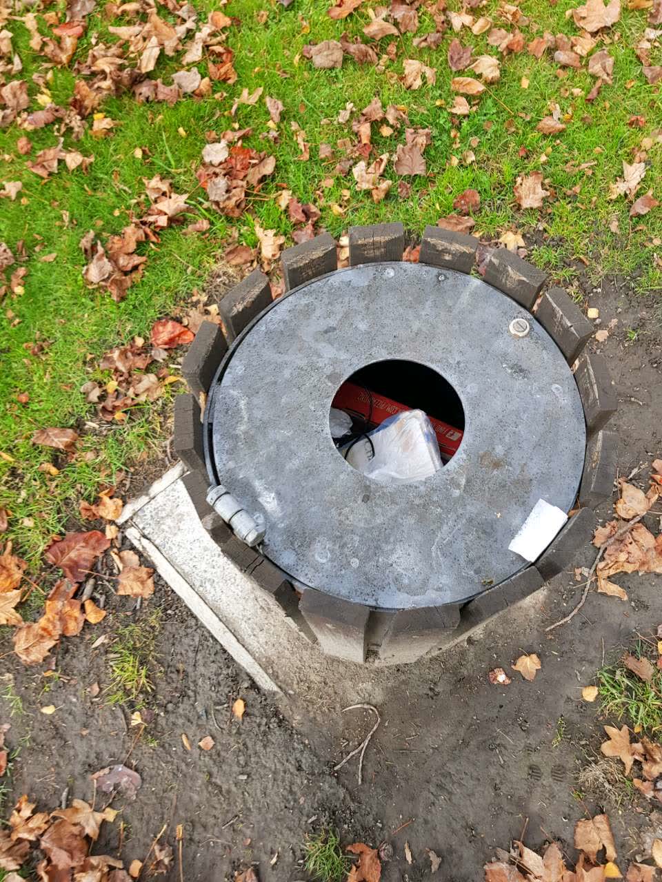 The photograph attached to this rubbish/recycling report