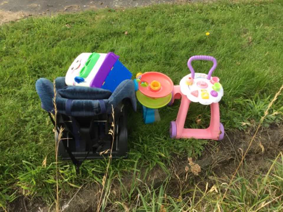The photograph attached to this rubbish/recycling report